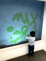 Max doing kaligraffiti on a wall at the ZieZo Marokko exhibition at the First Floor of the Tropenmuseum