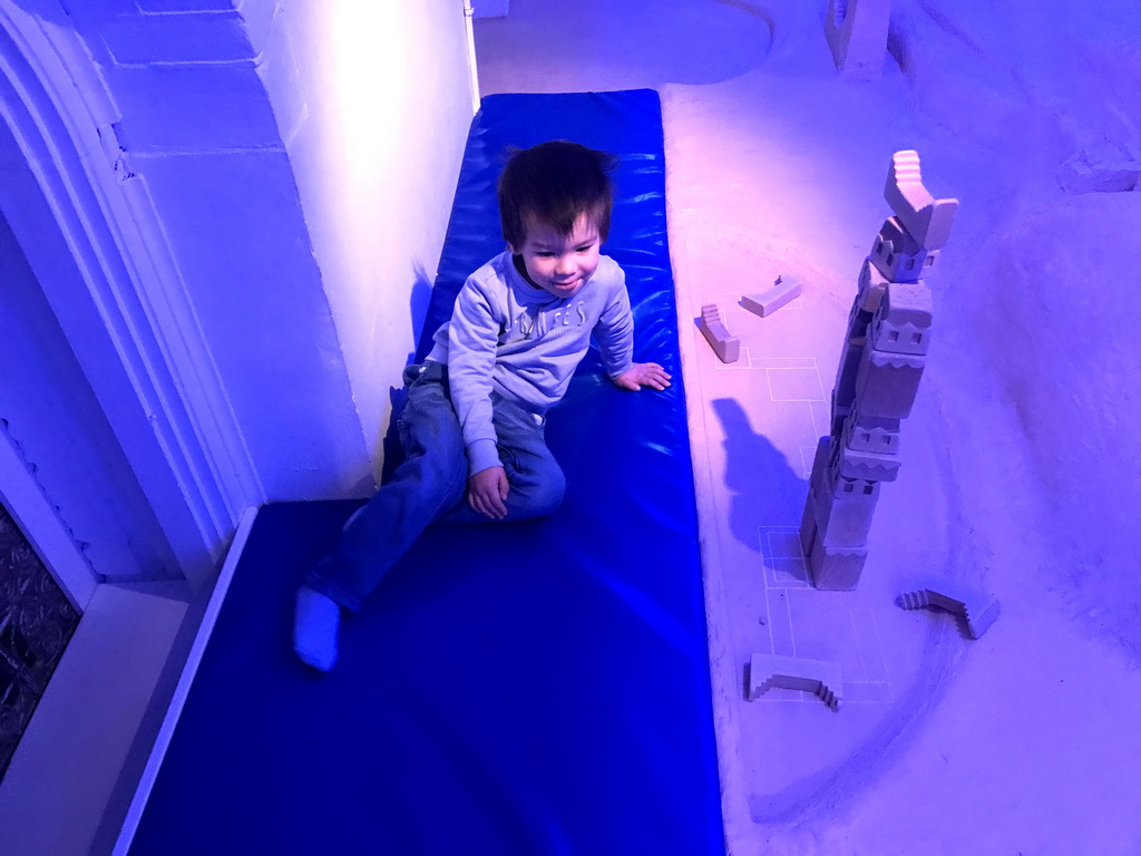 Max playing with blocks at the scale model of a Kasba at the ZieZo Marokko exhibition at the First Floor of the Tropenmuseum