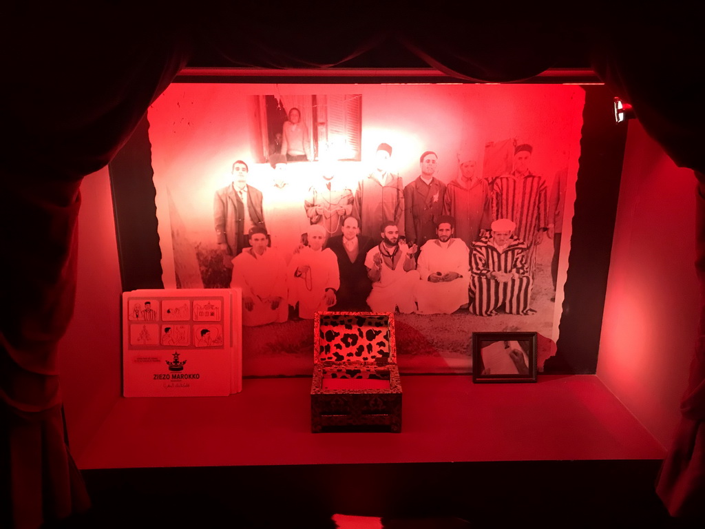 Chest and photograph at the ZieZo Marokko exhibition at the First Floor of the Tropenmuseum