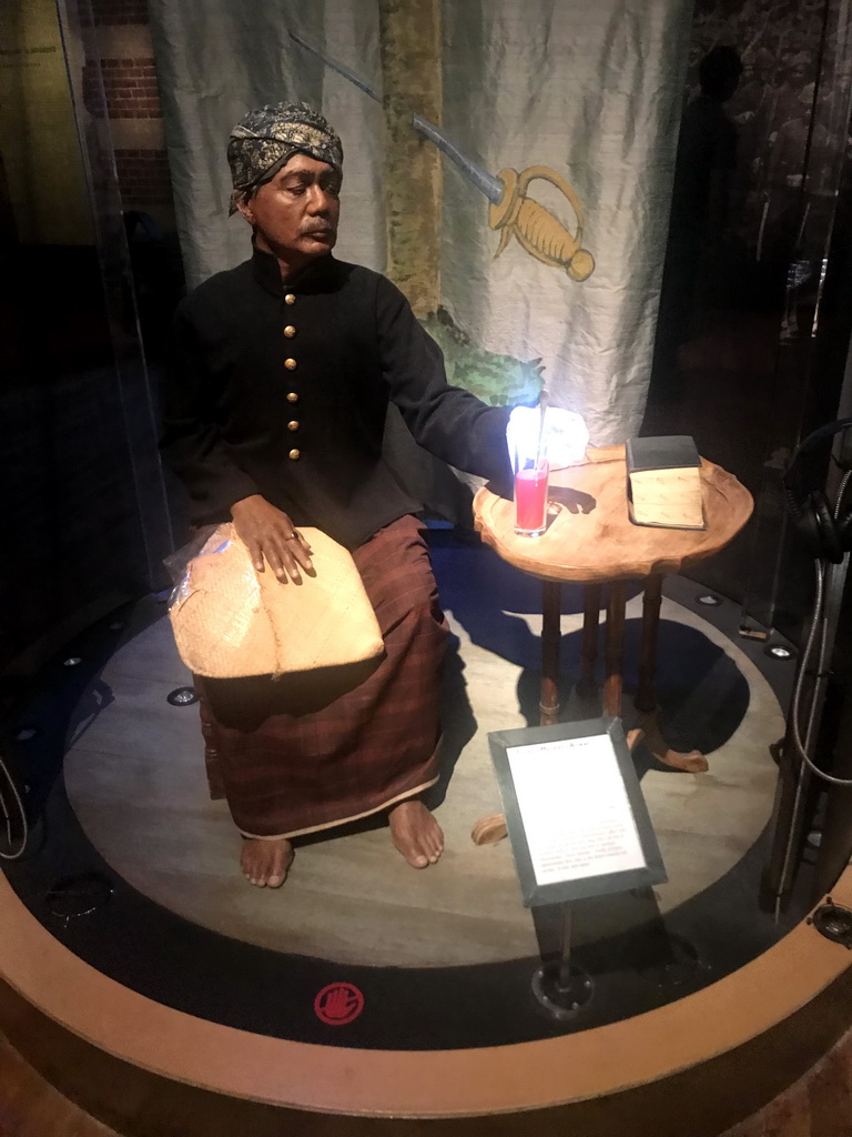 Statue of a person from the Dutch East Indies at the Indonesia exhibition at the First Floor of the Tropenmuseum, with explanation