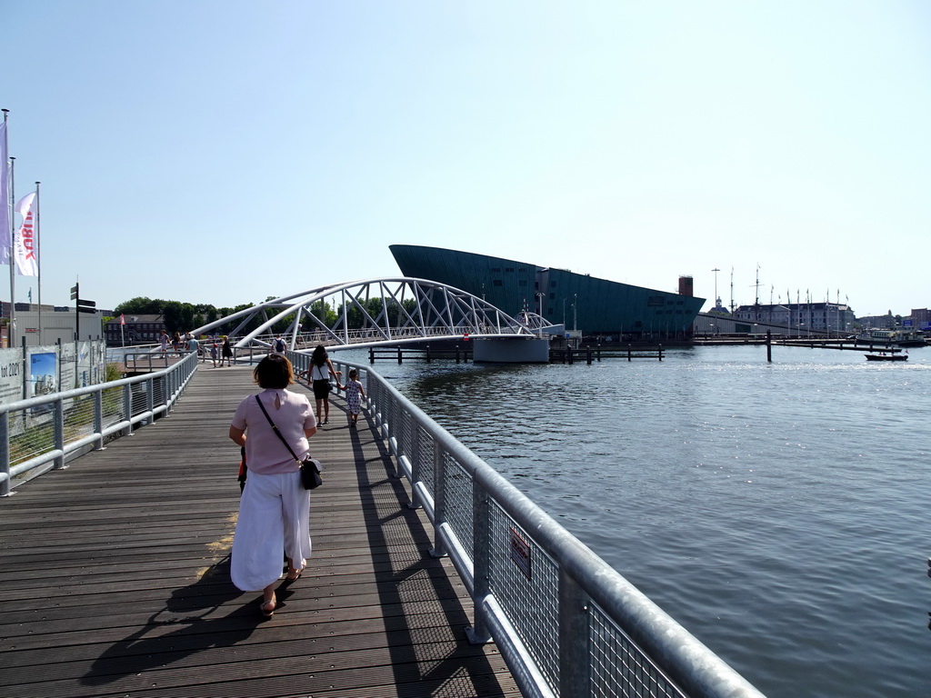 Miaomiao and Max at the Oosterdokskade street, the Mr. J.J. van der Veldebrug bridge over the Oosterdok canal and the front of the NEMO Science Museum