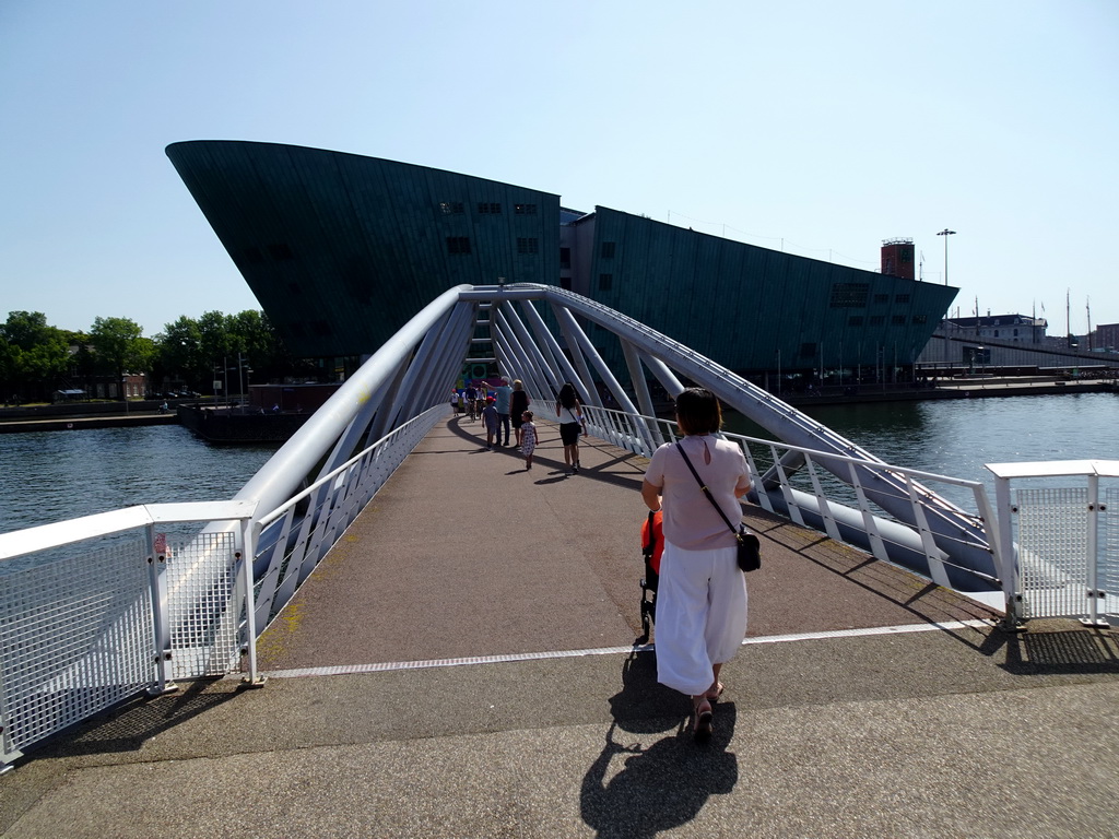 Miaomiao and Max at the Mr. J.J. van der Veldebrug bridge over the Oosterdok canal and the front of the NEMO Science Museum