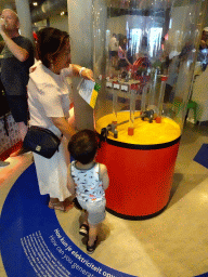 Miaomiao and Max with an electricity generator at the Fenomena exhibition at the First Floor of the NEMO Science Museum
