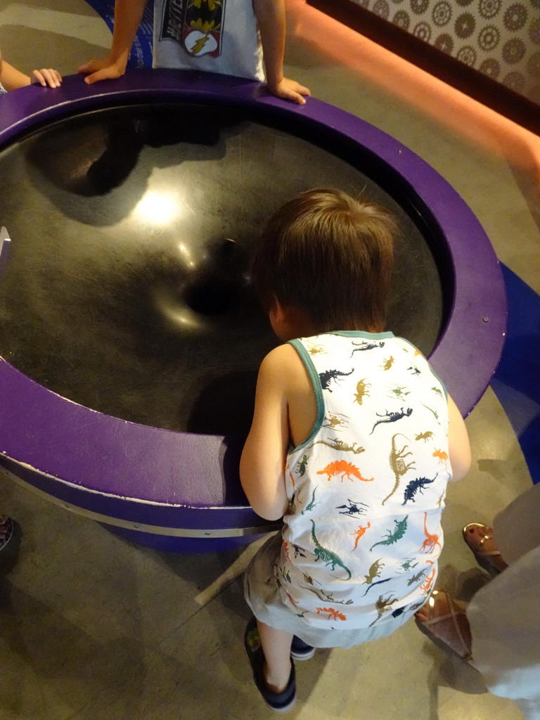 Max with a spiral wishing well at the Fenomena exhibition at the First Floor of the NEMO Science Museum