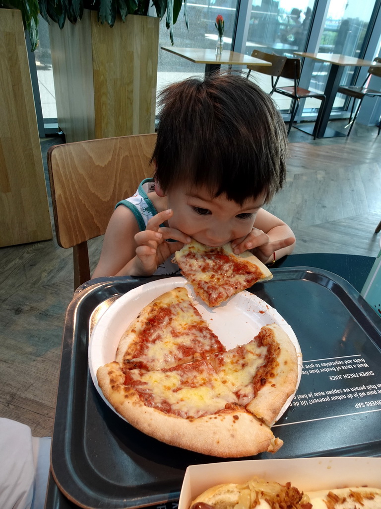 Max eating pizza at the NEMO Museum Restaurant at the Fifth Floor of the NEMO Science Museum