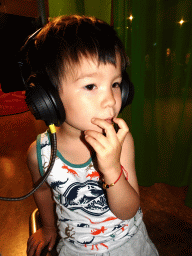 amsterdam_17_022 - 268 kb - 768x1024 - Max with headphones on at the Humania exhibition at the Fourth Floor of the NEMO Science Museum Max with headphones on at the Humania exhibition at the Fourth Floor of the NEMO Science Museum
