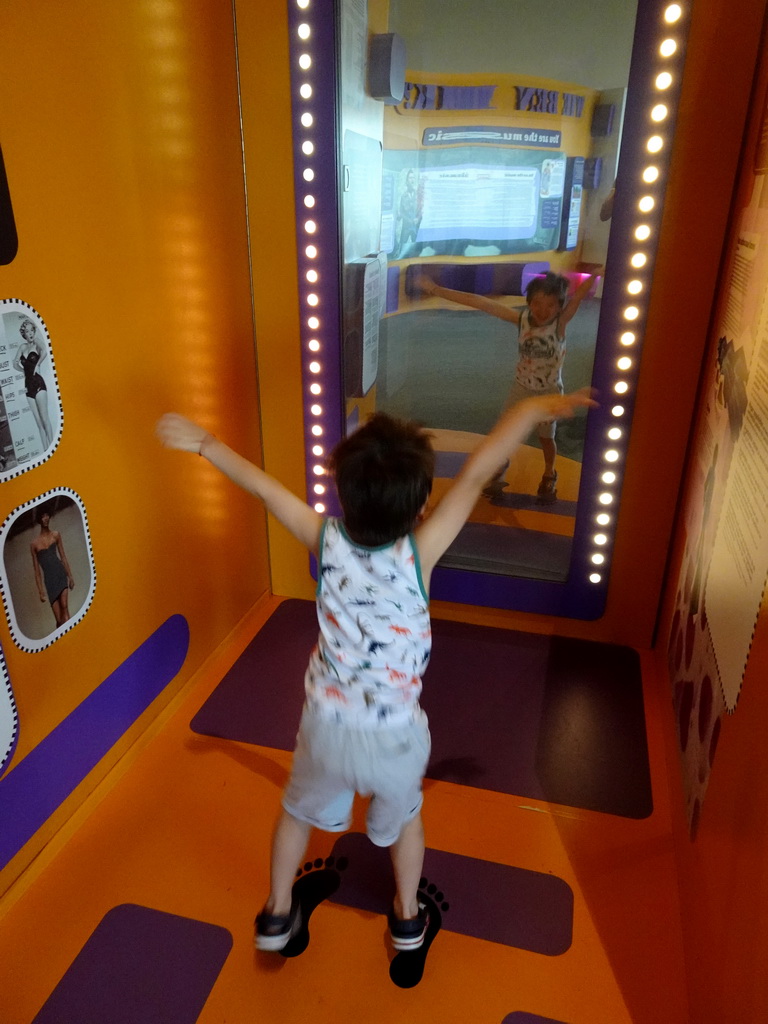 Max at a distorting mirror at the Humania exhibition at the Fourth Floor of the NEMO Science Museum