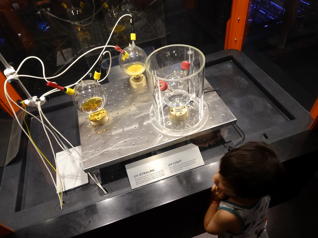 Max with a UV-light demonstration at the Elementa exhibition at the Third Floor of the NEMO Science Museum