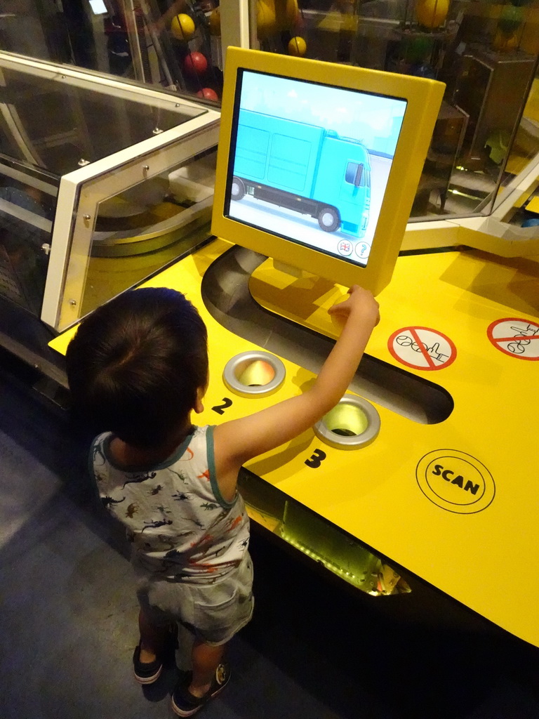 Max at the Machine game at the Technium exhibition at the Second Floor of the NEMO Science Museum