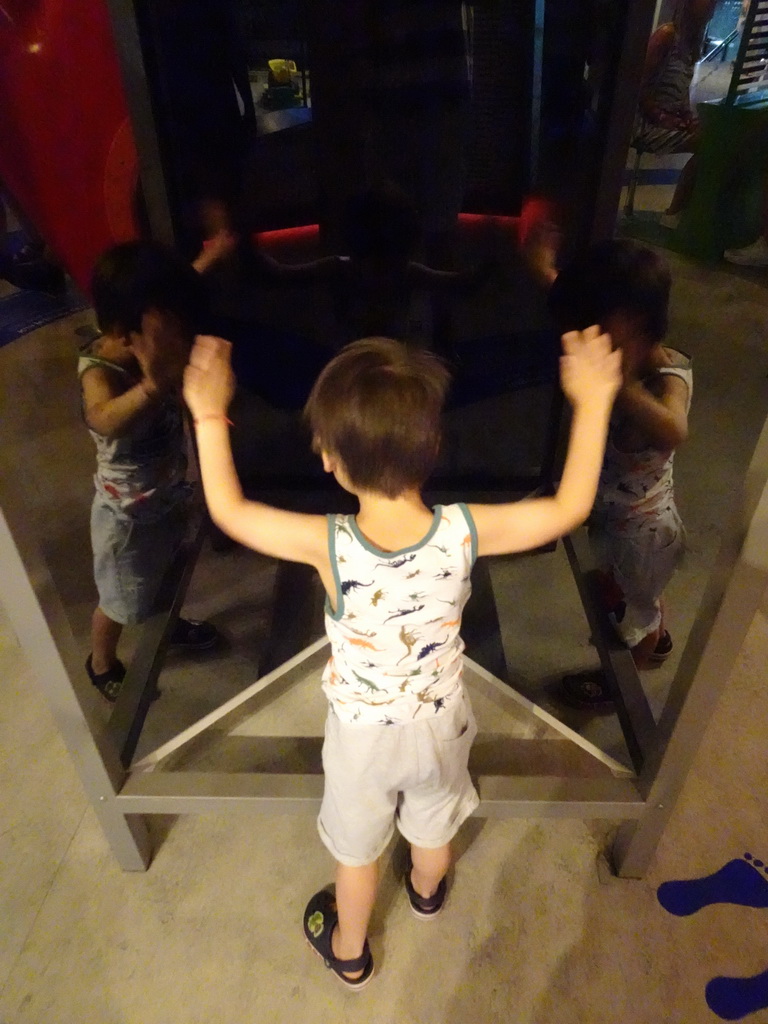 Max with mirrors at the Fenomena exhibition at the First Floor of the NEMO Science Museum