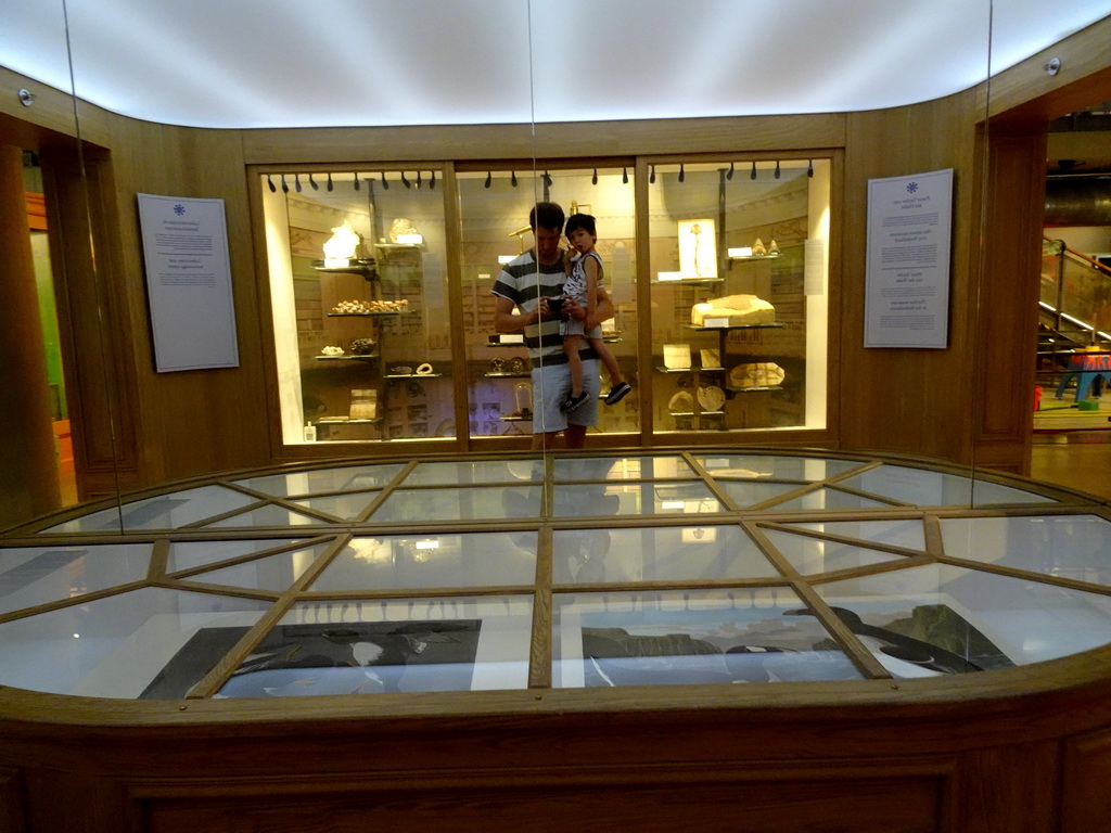 Tim and Max at the exhibition at the Teylers Museum at the Fenomena exhibition at the First Floor of the NEMO Science Museum