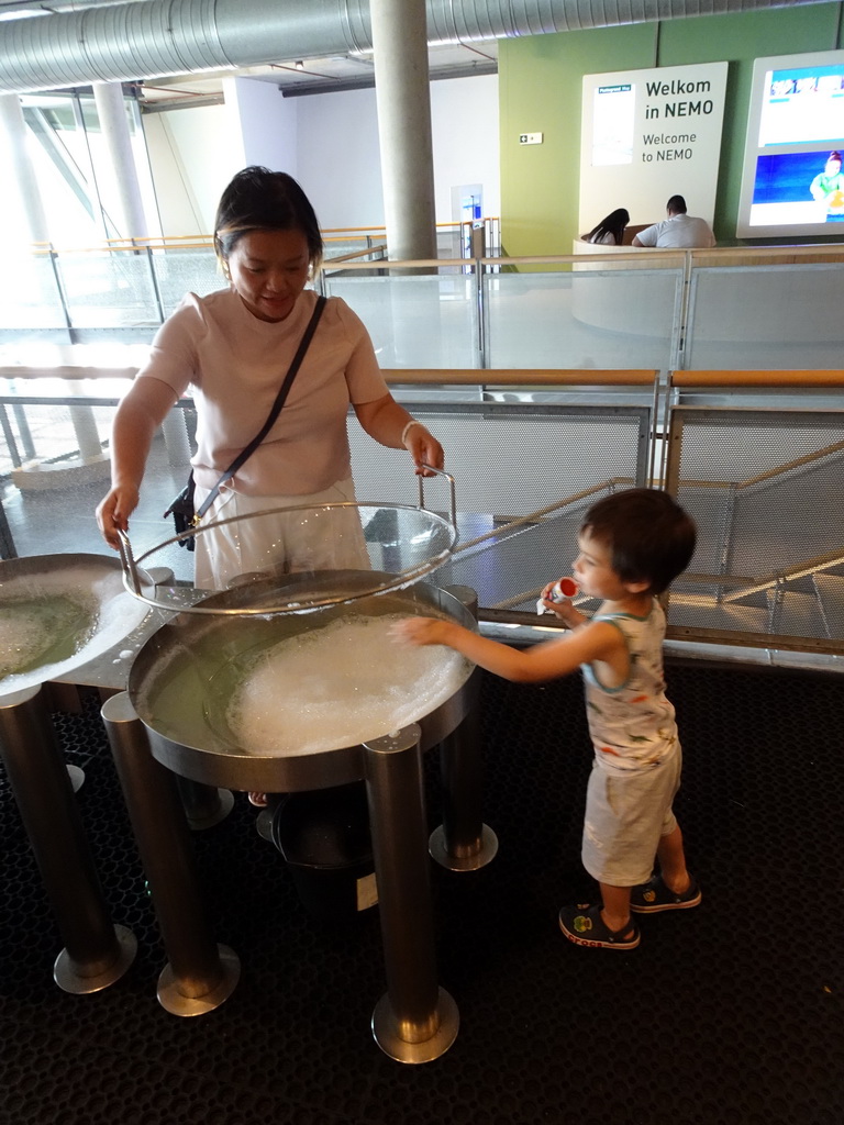 Miaomiao and Max playing a bubble game at the Fenomena exhibition at the First Floor of the NEMO Science Museum