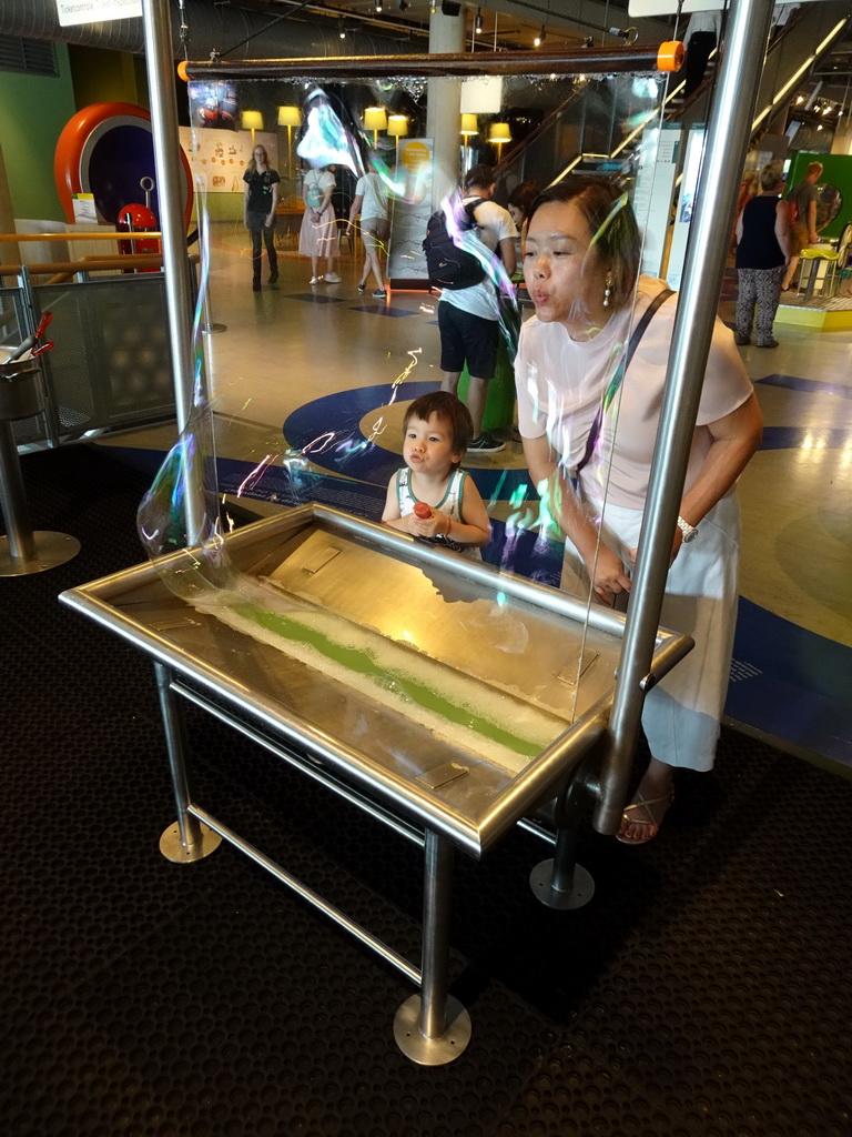 Miaomiao and Max playing a bubble game at the Fenomena exhibition at the First Floor of the NEMO Science Museum