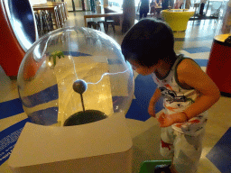 Max with a lightning globe at the Fenomena exhibition at the First Floor of the NEMO Science Museum