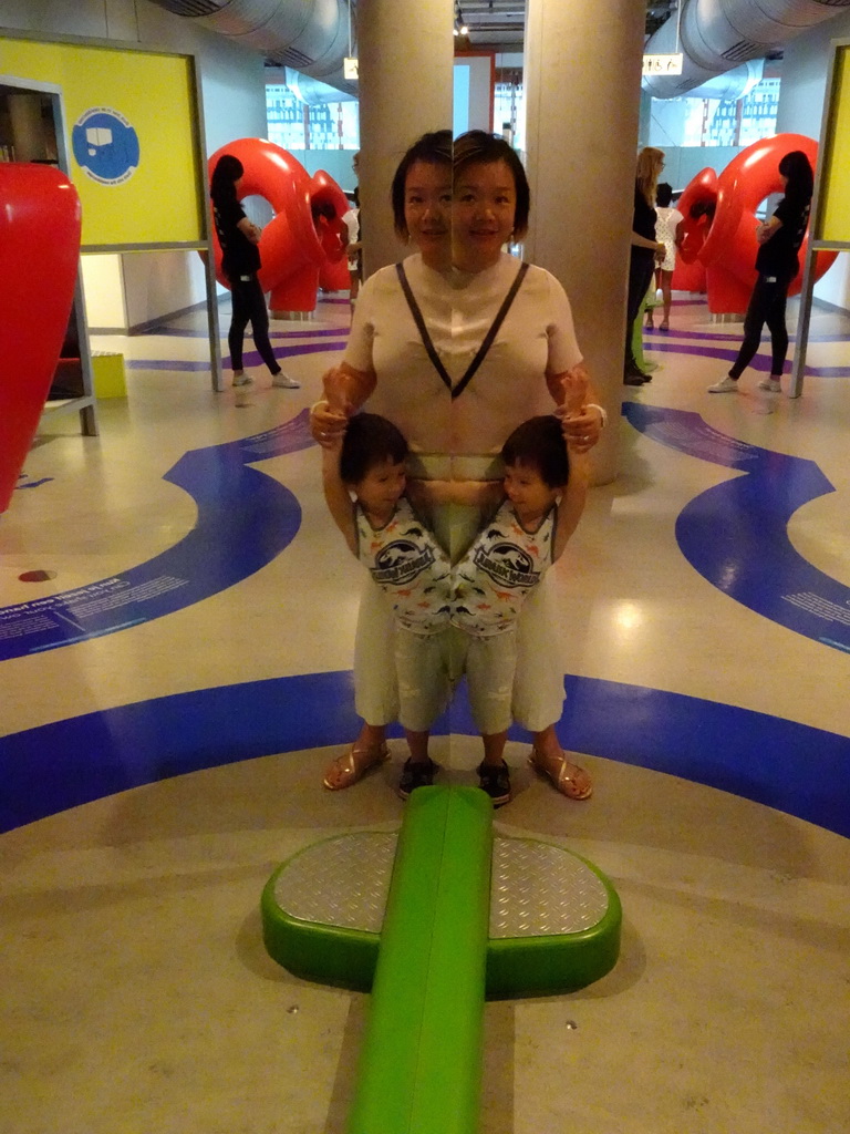 Miaomiao and Max with a mirror at the Fenomena exhibition at the First Floor of the NEMO Science Museum