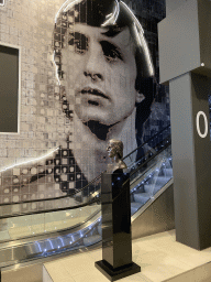 amsterdam_19_003 - 284 kb - 768x1024 - Bust and image of Johan Cruijff at the escalator at the ground floor of the Johan Cruijff Arena Bust and image of Johan Cruijff at the escalator at the ground floor of the Johan Cruijff Arena