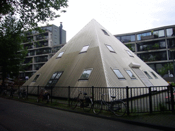 Pyramid building at the Haarlemmer Houttuinen street