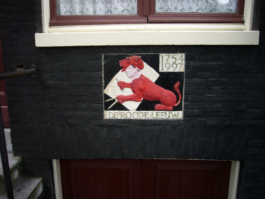 Sign `De Roode Leeuw` at the facade of the Brouwersgracht 33 house