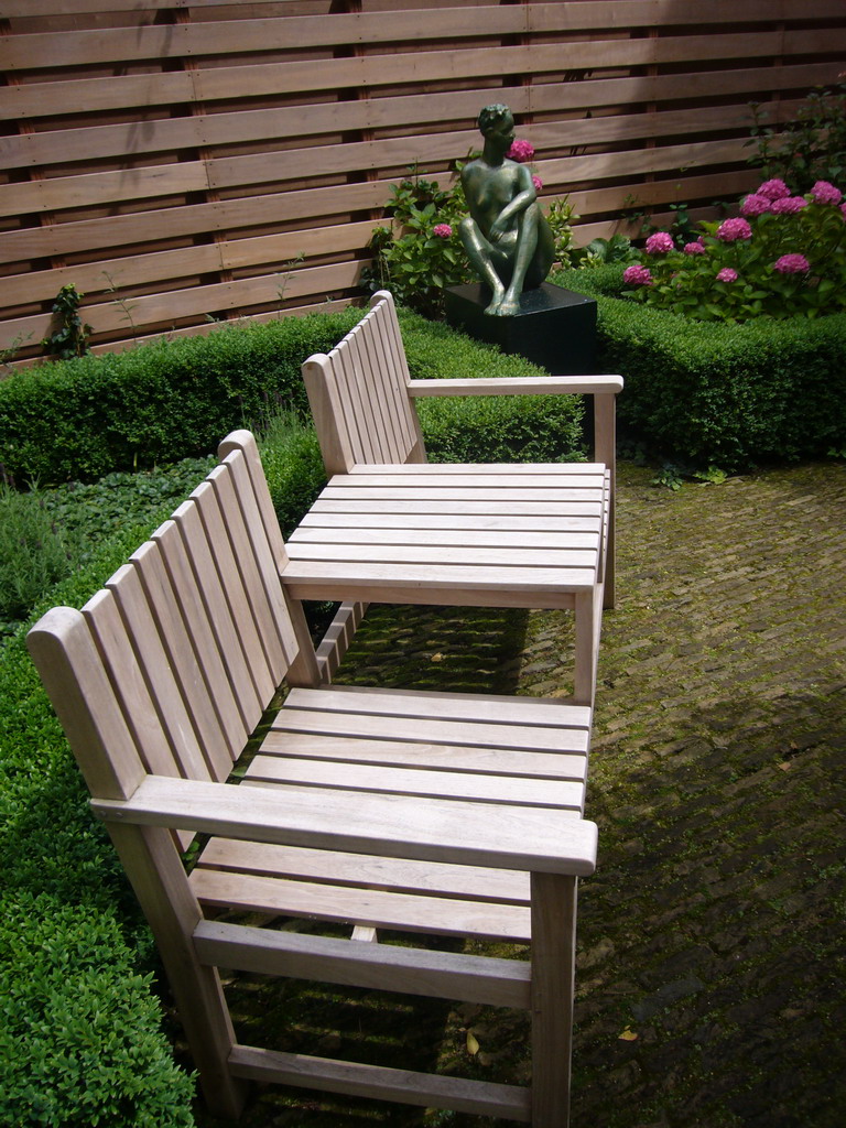 Chairs and sculpture in the garden of a building at the Keizersgracht street