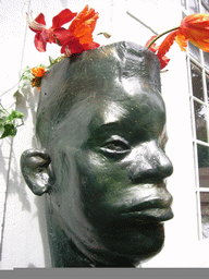 Bust with flowers in the garden of a building at the Keizersgracht street