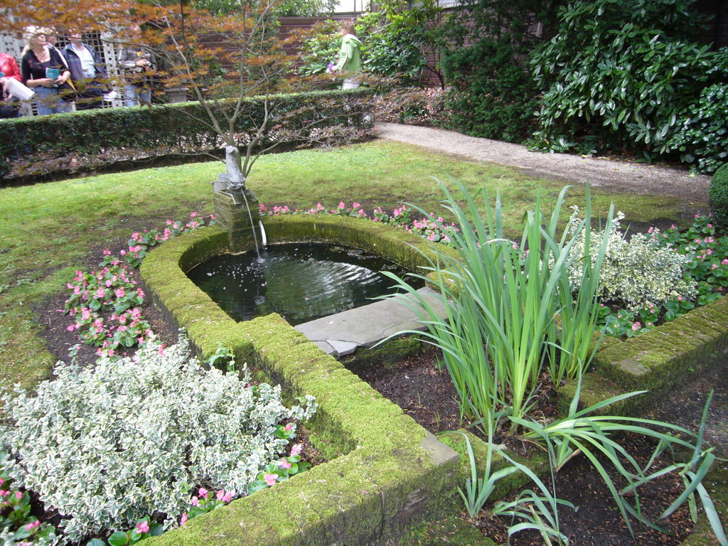 Fountain at the Garden of the Huis met de Kolommen building