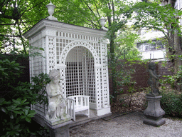 Statues and chair at the garden of the Huis met de Kolommen building