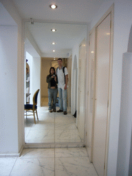 Tim and Miaomiao in a mirror at a building at the Herengracht street