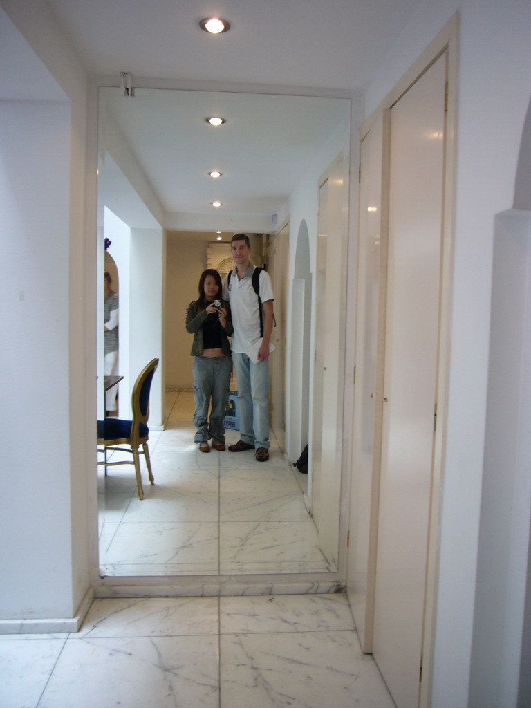 Tim and Miaomiao in a mirror at a building at the Herengracht street