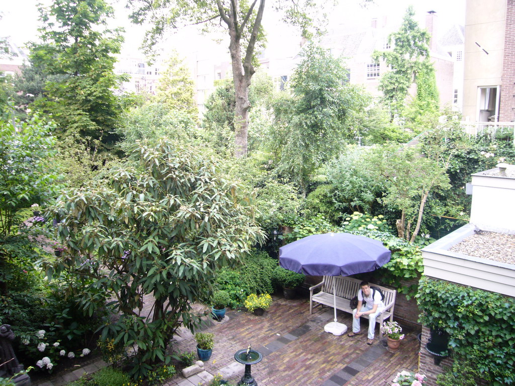 Tim on a bench in the garden of a building at the Herengracht street, viewed from above