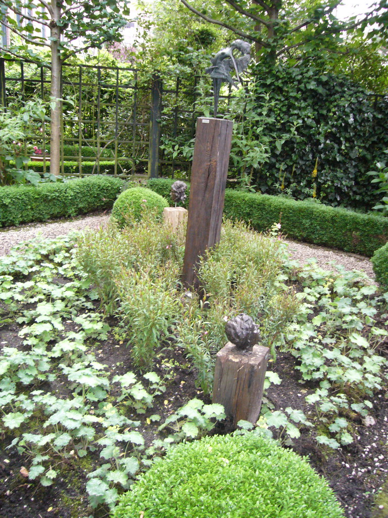 Statues at the garden of the Keizersgracht 633 building