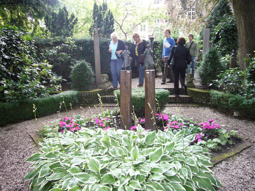 Statues at the garden of the Keizersgracht 633 building