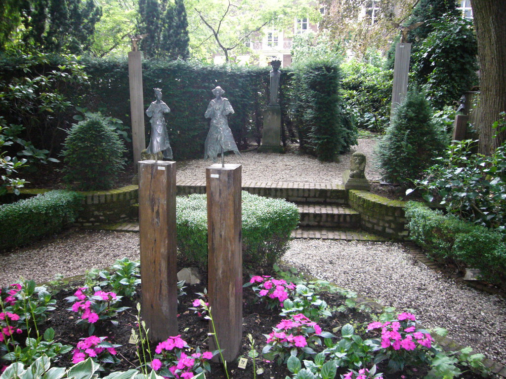 Statues at the garden of the Keizersgracht 633 building