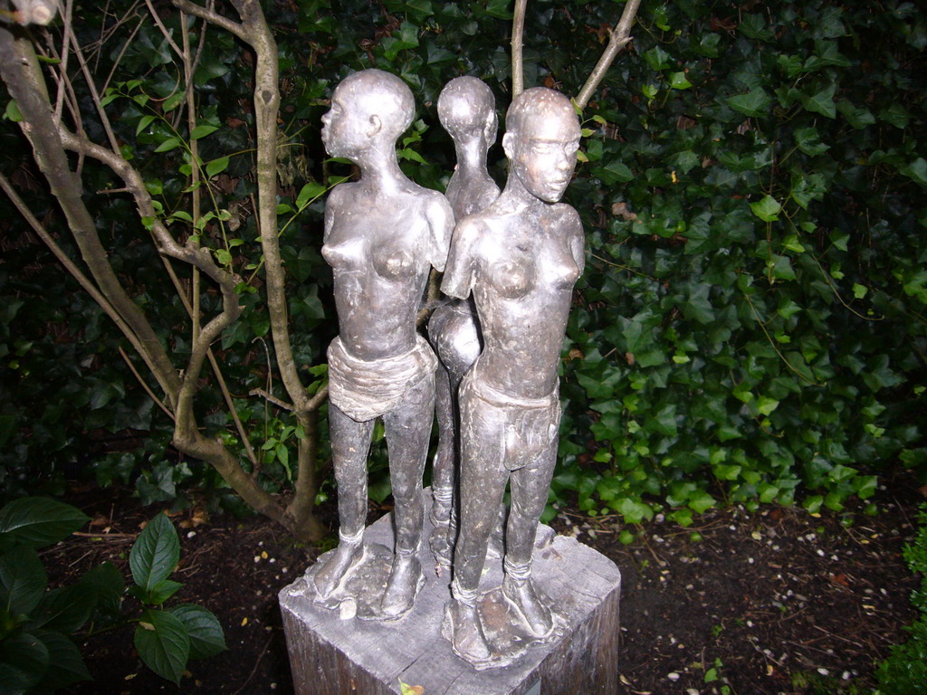 Statues at the garden of the Keizersgracht 633 building