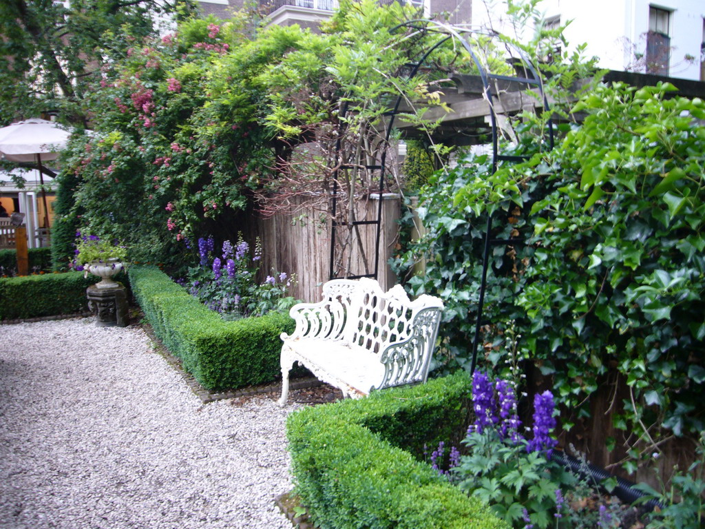 Bench at the garden of the Herengracht 518 building