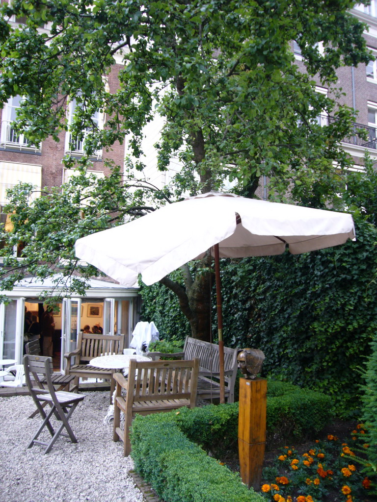 Terrace and bust at the garden of the Herengracht 518 building