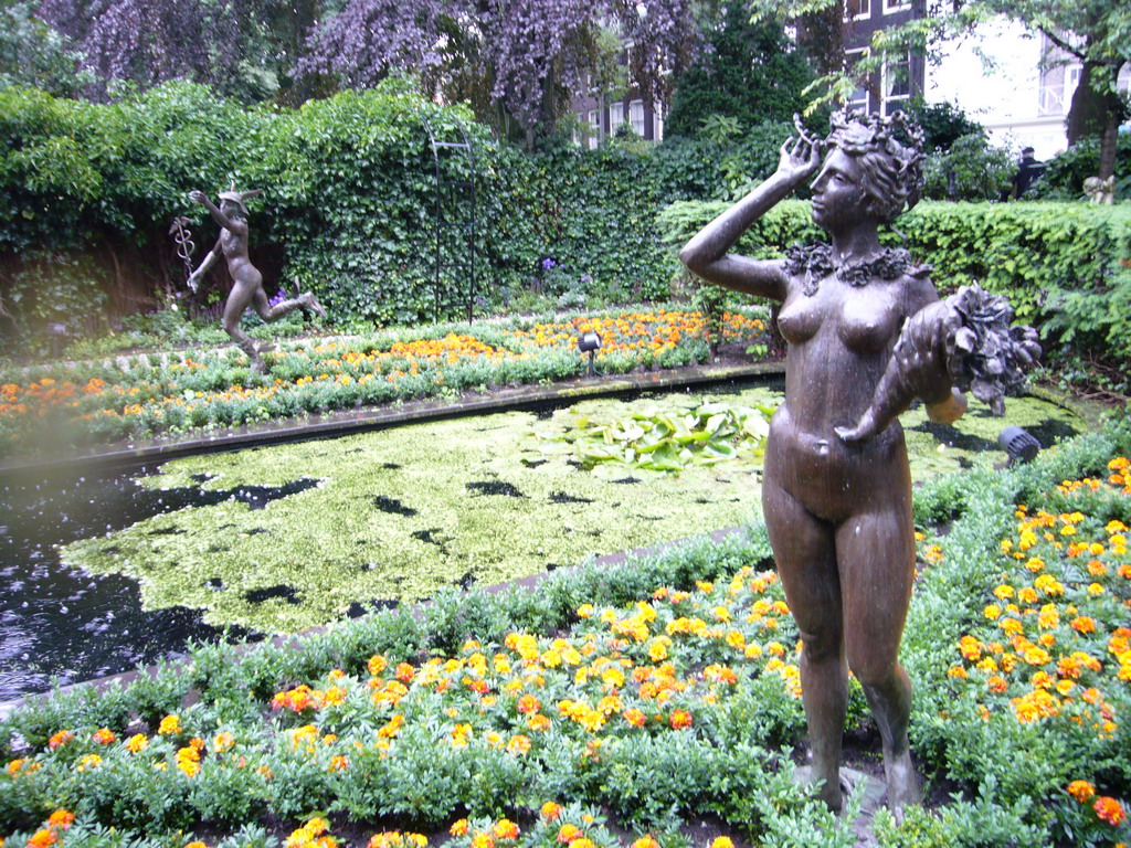 Statues at the pond at the garden of the Herengracht 518 building