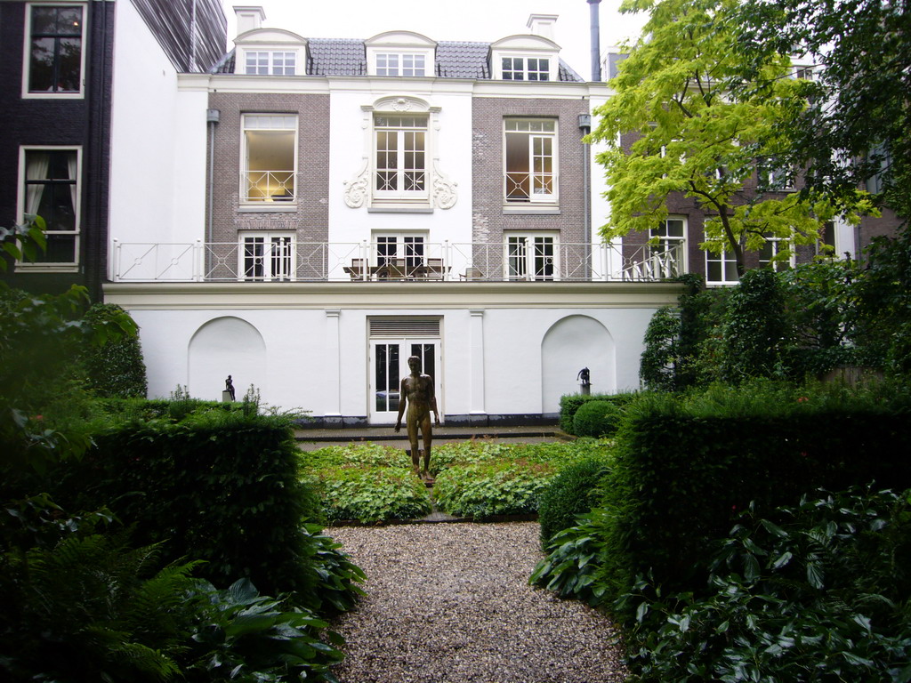 Statue at the garden of the Herengracht 520 building