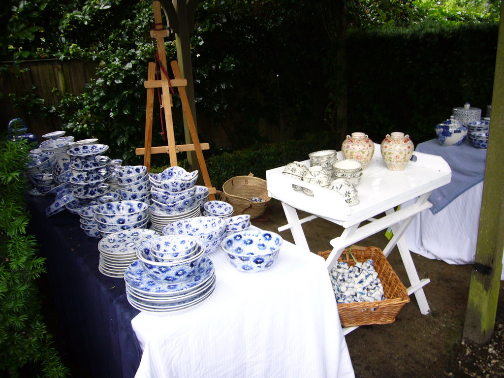 China plates and vases at the garden of the Herengracht 522 building