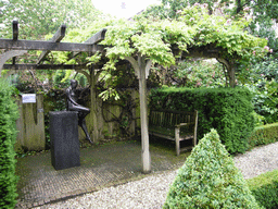 Statue at the garden of the Herengracht 522 building