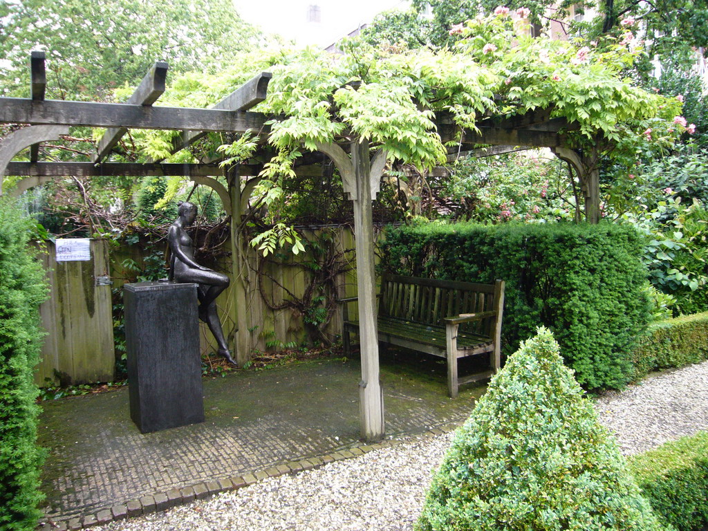 Statue at the garden of the Herengracht 522 building