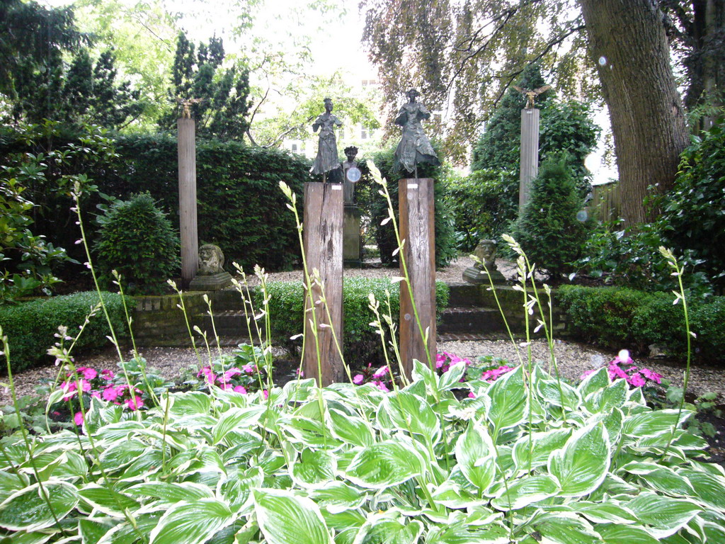 Statues at the garden of the Keizersgracht 633 building