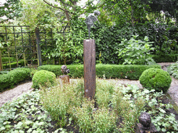 Statue and busts at the garden of the Keizersgracht 633 building