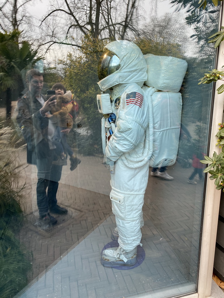 Tim and Max with an astronaut costume in the window of the Planetarium of the Royal Artis Zoo