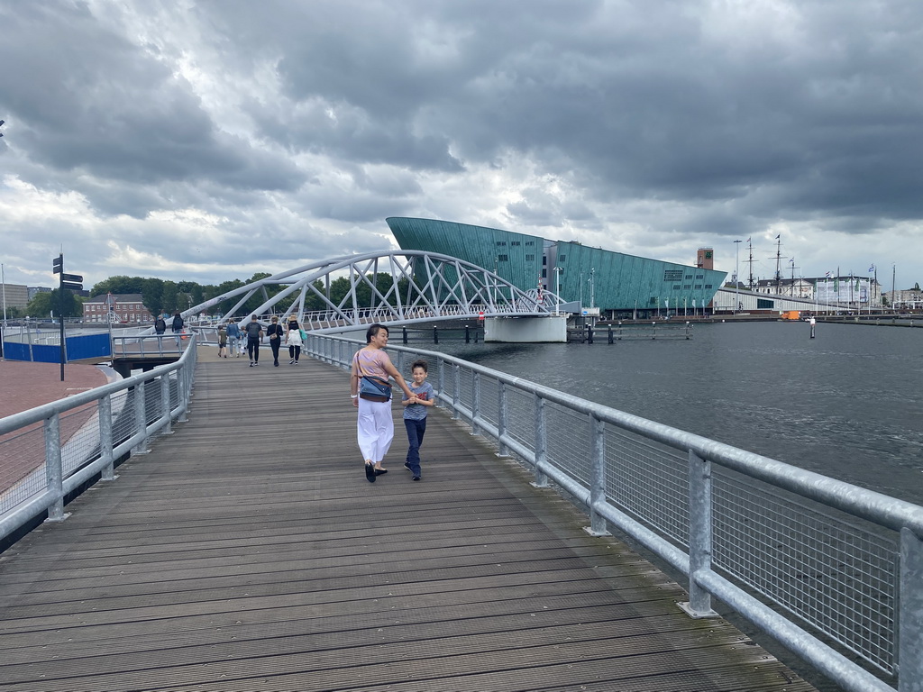 Miaomiao and Max at the Mr. J.J. van der Veldebrug bridge over the Oosterdok canal and the front of the NEMO Science Museum