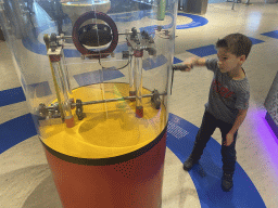 Max with a electricity generator at the Fenomena exhibition at the First Floor of the NEMO Science Museum