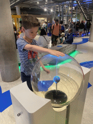 Max with a lightning globe at the Fenomena exhibition at the First Floor of the NEMO Science Museum