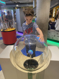 Max with a lightning globe at the Fenomena exhibition at the First Floor of the NEMO Science Museum