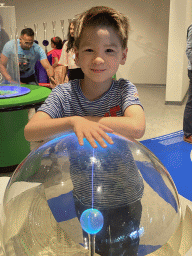 Max with a lightning globe at the Fenomena exhibition at the First Floor of the NEMO Science Museum