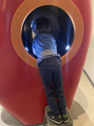 Max with a mirror at the Fenomena exhibition at the First Floor of the NEMO Science Museum
