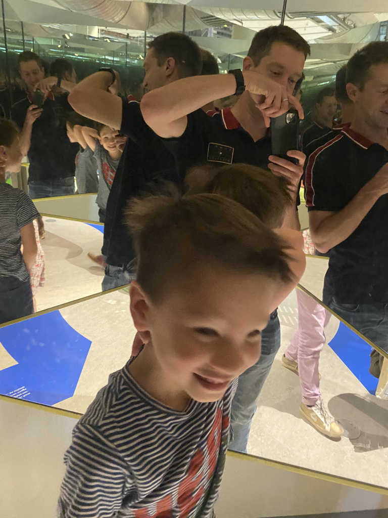 Tim and Max with a double mirror at the Fenomena exhibition at the First Floor of the NEMO Science Museum